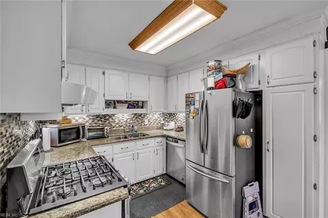 Kitchen - 508 Middleboro Ter, Hampton, VA 23661 photo 1 of 2