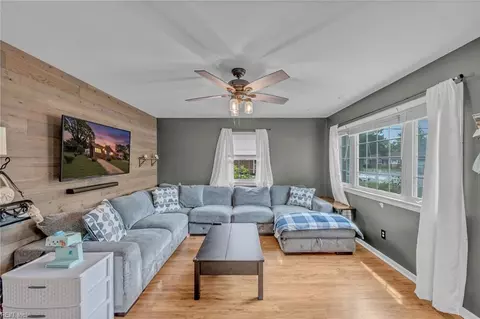 Living - 508 Middleboro Ter, Hampton, VA 23661 photo 2 of 4