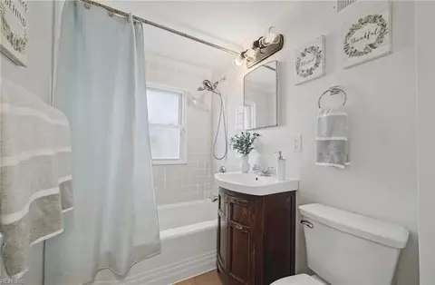 Bath - 607 Lee St, Hampton, VA 23669 photo 3 of 3