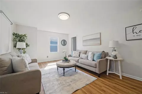 Living - 607 Lee St, Hampton, VA 23669 photo 1 of 2
