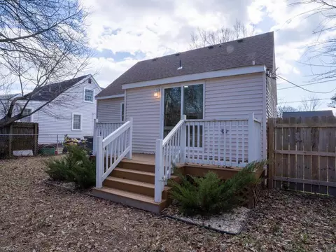 Exterior - 39 W Sunset Rd, Hampton, VA 23669 photo 2 of 4