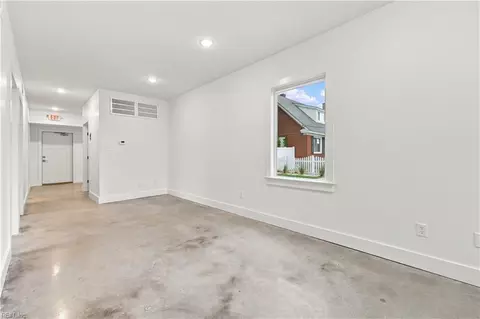 Entry Way - 112 Buckroe Ave, Hampton, VA 23664 photo 2 of 4
