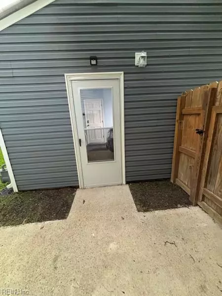 Exterior - 132 Fort Worth St, Hampton, VA 23669 photo 5 of 8