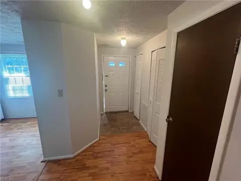 Entry Way - 1318 Peabody Dr, Hampton, VA 23666 photo 2 of 2