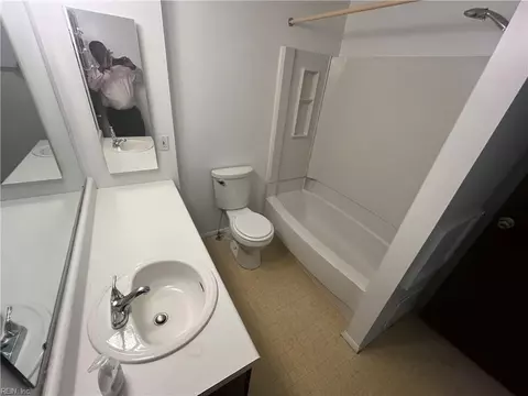 Bath - 1318 Peabody Dr, Hampton, VA 23666 photo 2 of 3