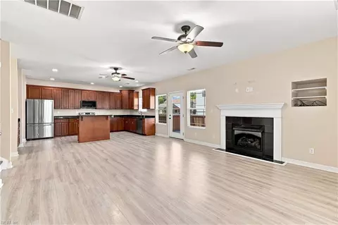 Living - 319 Maplewood St, Hampton, VA 23669 photo 5 of 6
