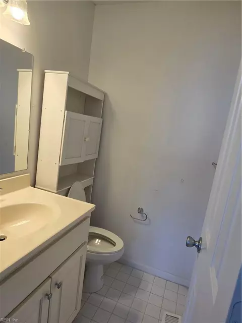 Bath - 12 Cantamar Ct #CT, Hampton, VA 23664 photo 2 of 3