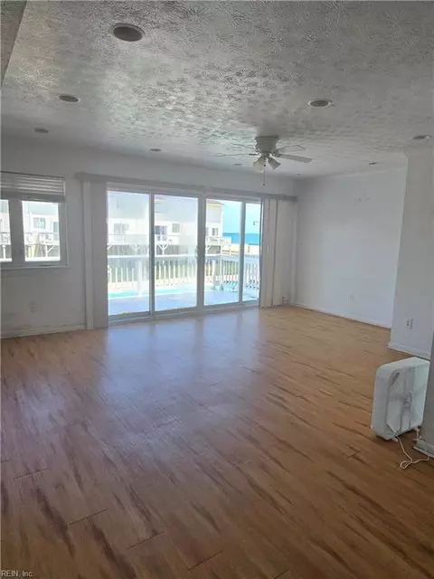 Living - 12 Cantamar Ct #CT, Hampton, VA 23664 photo 1 of 3