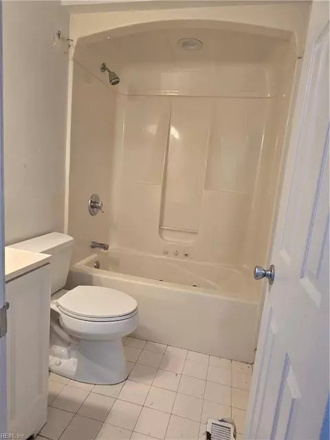 Bath - 12 Cantamar Ct #CT, Hampton, VA 23664 photo 1 of 3