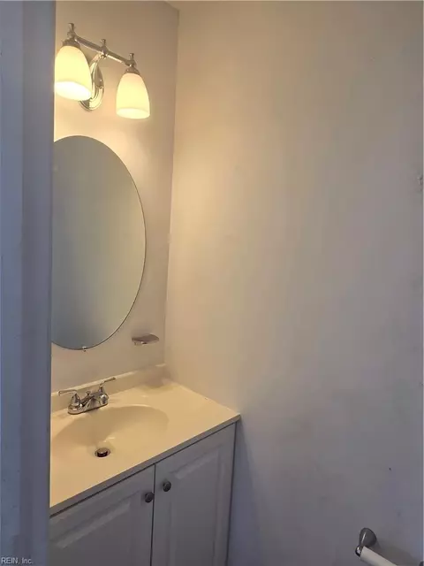 Bath - 12 Cantamar Ct #CT, Hampton, VA 23664 photo 3 of 3