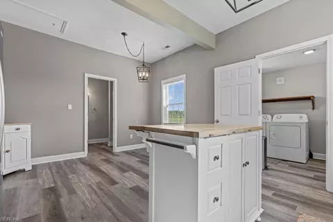 Entry Way - 31353 Millfield Rd, Wakefield, VA 23888 photo 4 of 6