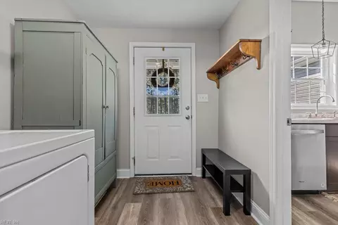 Entry Way - 31353 Millfield Rd, Wakefield, VA 23888 photo 6 of 6