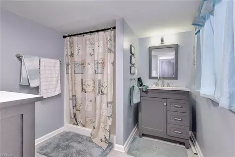 Bath - 135 Pochin Pl, Hampton, VA 23661 photo 1 of 3