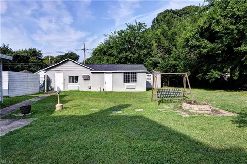 Exterior - 135 Pochin Pl, Hampton, VA 23661 photo 6 of 10