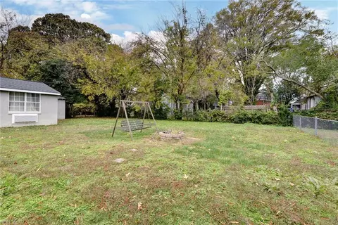 Exterior - 135 Pochin Pl, Hampton, VA 23661 photo 8 of 10