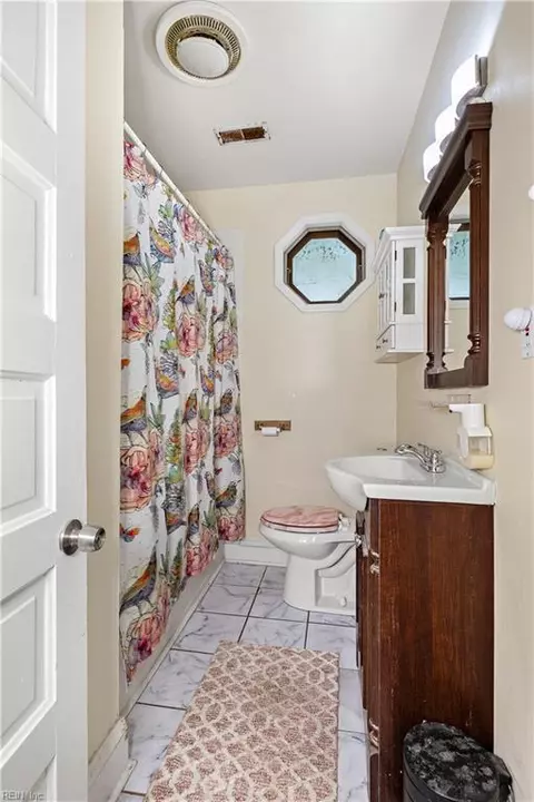 Bath - 414 Lee St, Hampton, VA 23669 photo 1 of 1