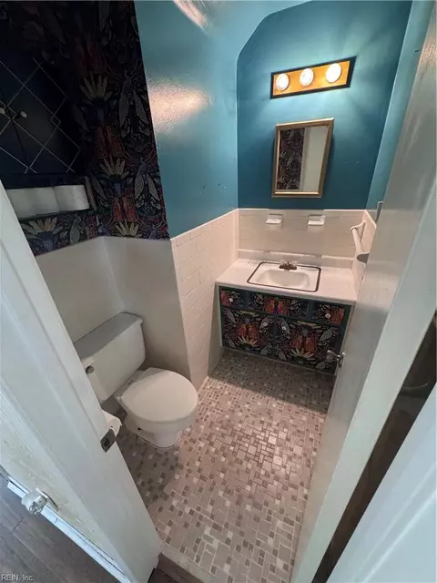 Bath - 1039 Windjammer Dr, Hampton, VA 23669 photo 1 of 4