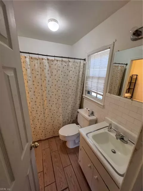 Bath - 1039 Windjammer Dr, Hampton, VA 23669 photo 4 of 4