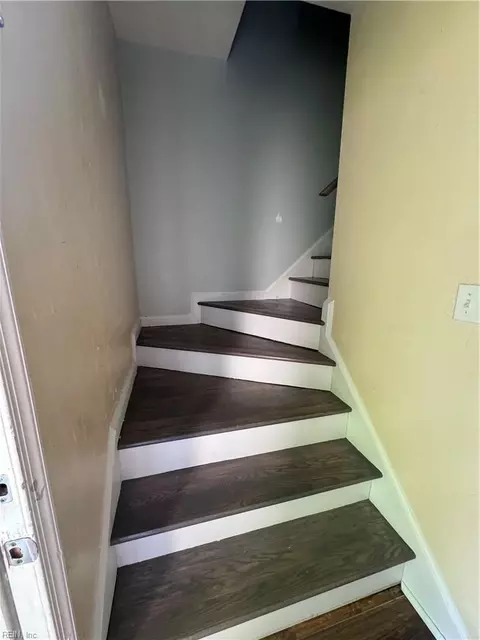 Entry Way - 1039 Windjammer Dr, Hampton, VA 23669 photo 1 of 2
