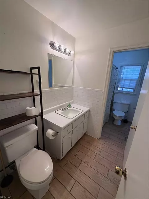 Bath - 1039 Windjammer Dr, Hampton, VA 23669 photo 3 of 4