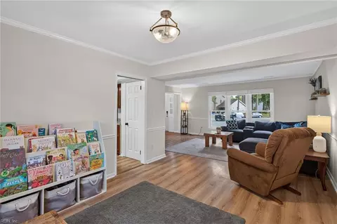 Entry Way - 305 N Starfish Ct, Hampton, VA 23669 photo 2 of 3