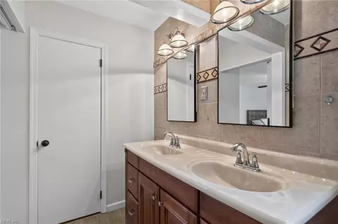 Bath - 305 N Starfish Ct, Hampton, VA 23669 photo 2 of 3