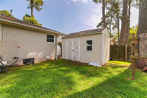 Exterior - 423 W Gilbert St, Hampton, VA 23669 photo 4 of 9