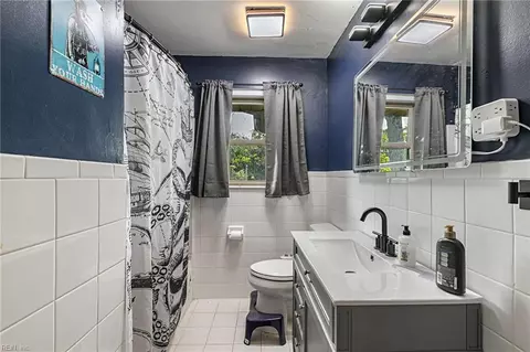 Bath - 423 W Gilbert St, Hampton, VA 23669 photo 1 of 3