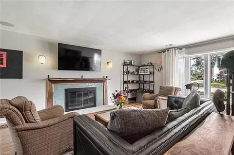 Living - 423 W Gilbert St, Hampton, VA 23669 photo 1 of 4