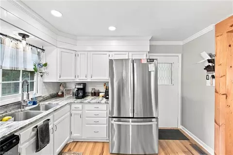 Kitchen - 1610 Colonial Ave, Smithfield, VA 23430 photo 4 of 4