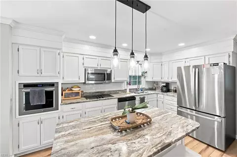 Kitchen - 1610 Colonial Ave, Smithfield, VA 23430 photo 3 of 4