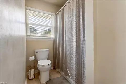 Bath - 3211 Custer Ct, Hampton, VA 23666 photo 3 of 5
