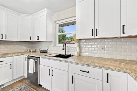 Kitchen - 9525 Willow Ter, Norfolk, VA 23503 photo 5 of 7