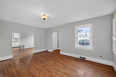 Living - 113 Halifax St, Suffolk, VA 23434 photo 3 of 7