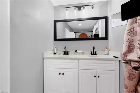 Bath - 5110 82nd St, Hampton, VA 23605 photo 1 of 3