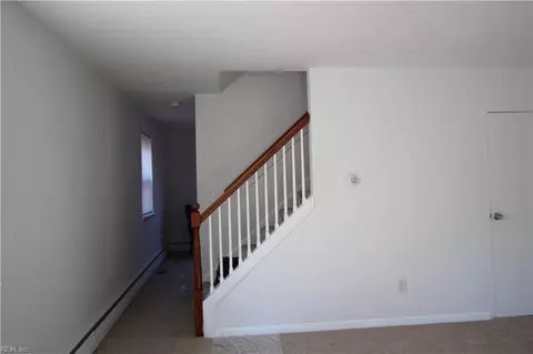 Entry Way - 1111 Redgate Ave, Norfolk, VA 23507 photo 2 of 4