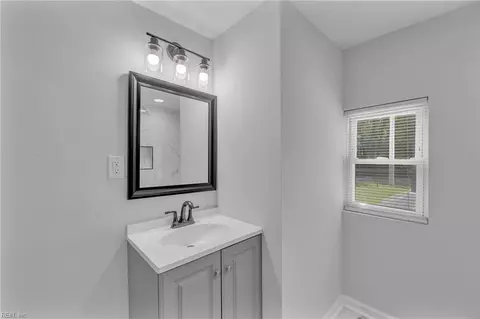 Bath - 320 Hicks Ave, Norfolk, VA 23502 photo 2 of 2