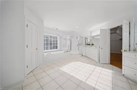 Bath - 1417 S Veaux Loop, Norfolk, VA 23509 photo 2 of 5