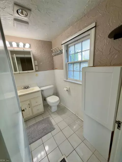 Bath - 3609 Matoaka Rd, Hampton, VA 23661 photo 2 of 2