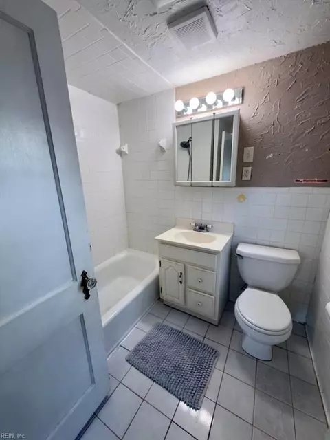 Bath - 3609 Matoaka Rd, Hampton, VA 23661 photo 1 of 2