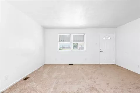 Living - 19 Cornelius Dr, Hampton, VA 23666 photo 4 of 6