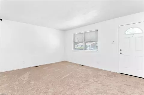 Living - 19 Cornelius Dr, Hampton, VA 23666 photo 5 of 6