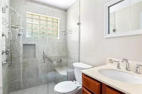 Bath - 19 Cornelius Dr, Hampton, VA 23666 photo 1 of 2
