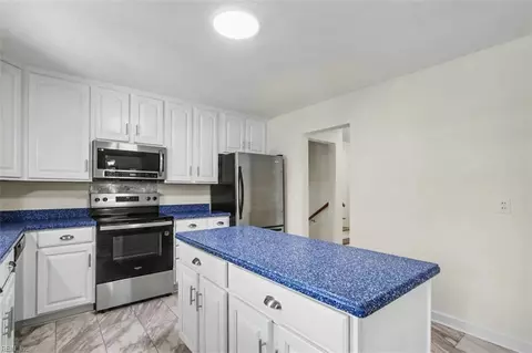 Kitchen - 8 Riverdale Dr, Hampton, VA 23666 photo 3 of 4