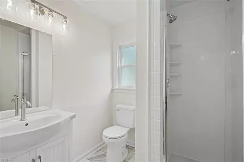 Bath - 8 Riverdale Dr, Hampton, VA 23666 photo 2 of 2
