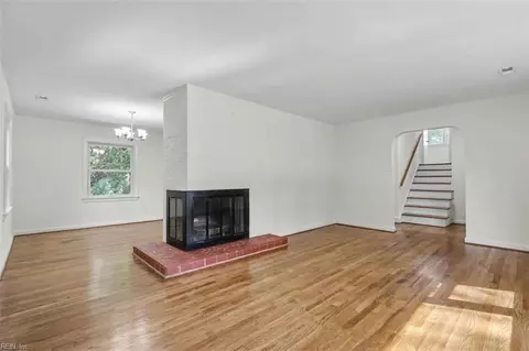 Living - 8 Riverdale Dr, Hampton, VA 23666 photo 4 of 5