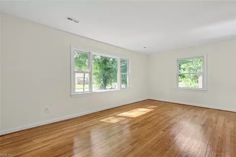 Living - 8 Riverdale Dr, Hampton, VA 23666 photo 2 of 5