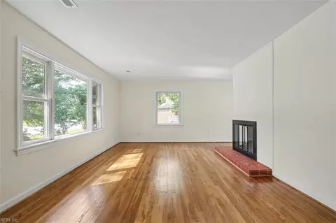 Living - 8 Riverdale Dr, Hampton, VA 23666 photo 1 of 5