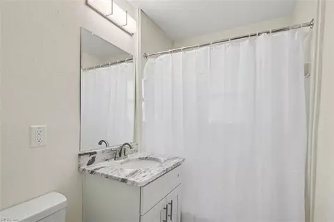 Bath - 8 Riverdale Dr, Hampton, VA 23666 photo 1 of 2