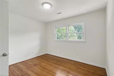 Bedroom - 8 Riverdale Dr, Hampton, VA 23666 photo 6 of 9